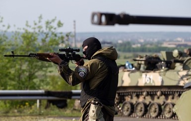 В Луганске обстреляли аэропорт, а под Славянском Нацгвардия захватила пленников