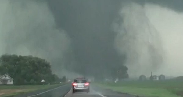 Два огромных торнадо пронеслись по США, погибли люди
