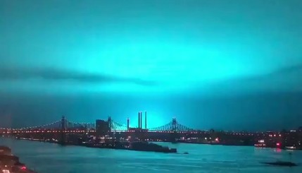 Голубой огонек в Нью-Йорке: из-за взрыва в небе появилось необычное свечение