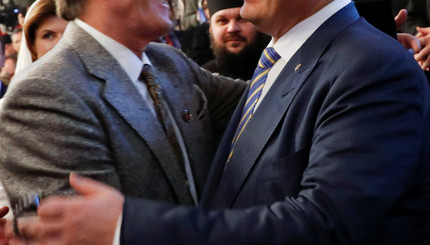 Ющенко обнимается с Порошенко во время получения томоса в Стамбуле 