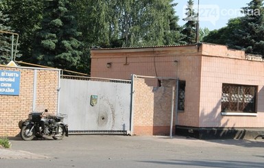 В Артемовске вооруженные люди атаковали воинскую часть