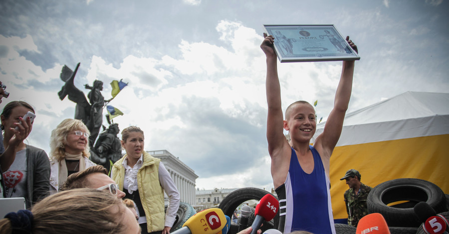 На Майдане 13-летний силач поднял шину 100 раз