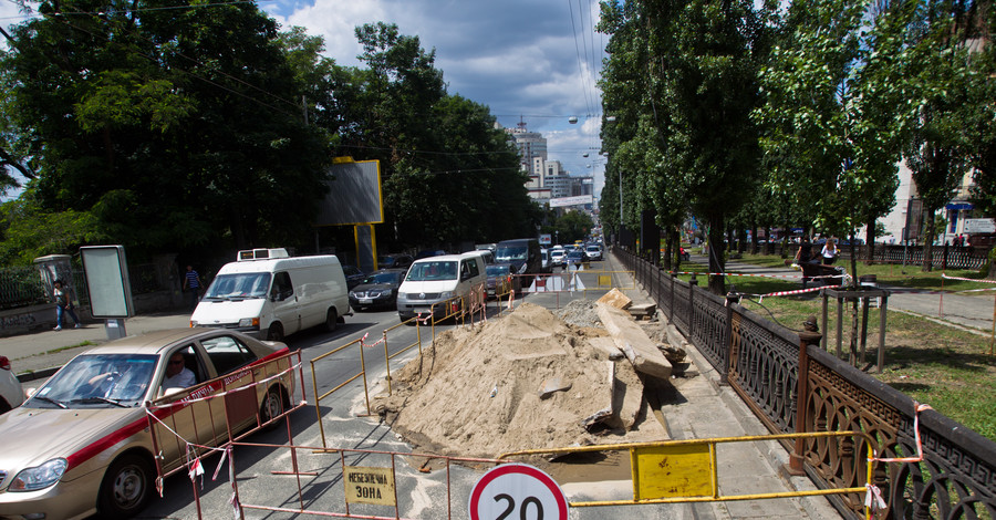В Киеве провалилась дорога на бульваре Шевченко