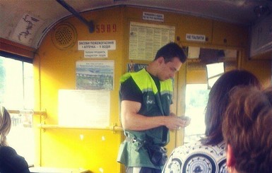 Кондуктор-красавчик из киевского трамвая собирает лайки в соцсетях