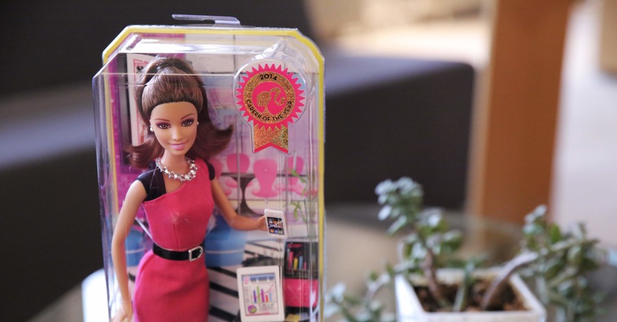 Кукла Барби освоила планшет и завела страничку в соцсети