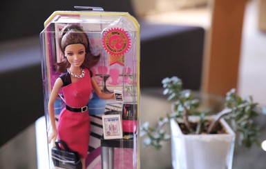 Кукла Барби освоила планшет и завела страничку в соцсети