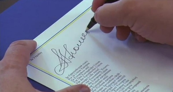 Порошенко подписал соглашение об ассоциации ручкой Януковича 