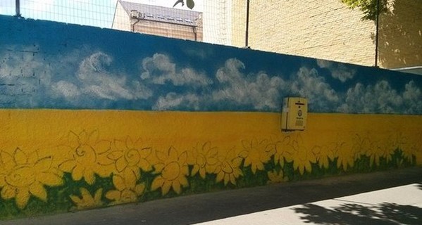 В Киеве появилась патриотичная стена с подсолнухами