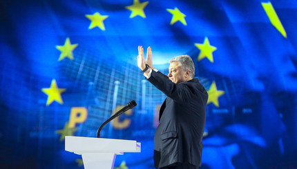 Руки к небу и патриотический галстук: заявление Порошенко в фотографиях