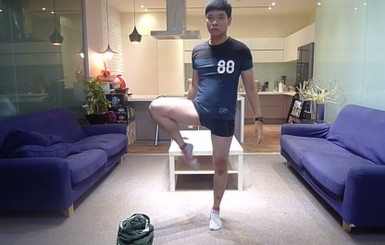 Китаец надевает узкие брюки без рук всего за 30 секунд