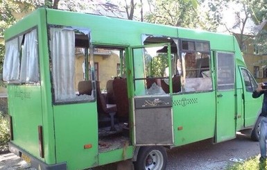 СМИ: под Славянском расстреляли автобус, двое убиты