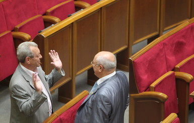 Порошенко просит принять его Конституцию. Депутаты сопротивляются