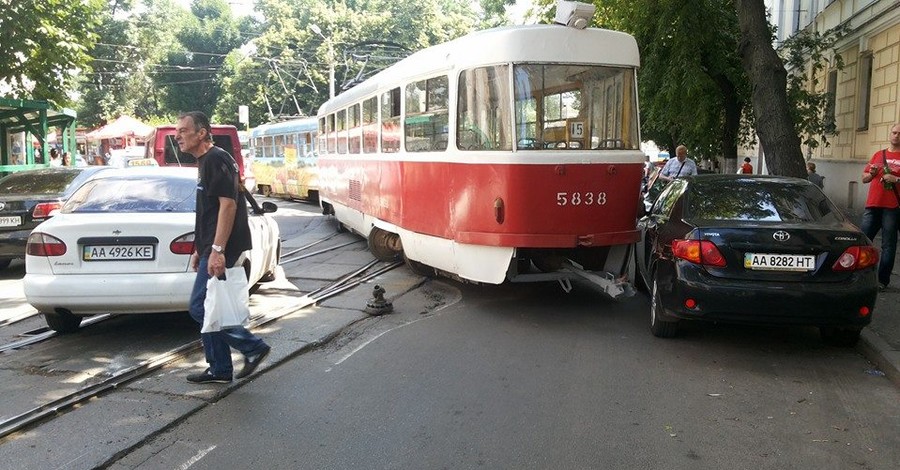 В Киеве на Контрактовой площади трамвай слетел с рельс