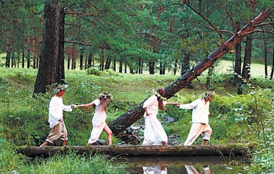 На киевском озере девушки погадают на суженого