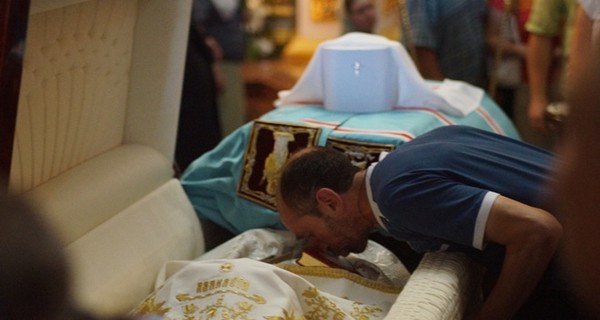 Верующие прощаются с митрополитом Владимиром