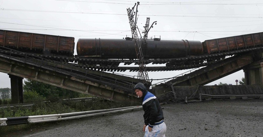 На ремонт взорванных путей в Донецке выделят 50 миллионов