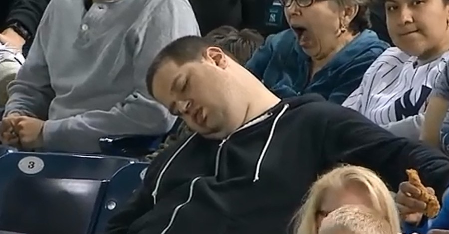 Заснувший на бейсбольной игре фанат подал в суд на телеканал и дикторов