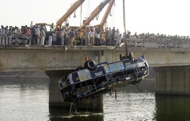 В Китае утонул микроавтобус с детьми, 11 человек погибли