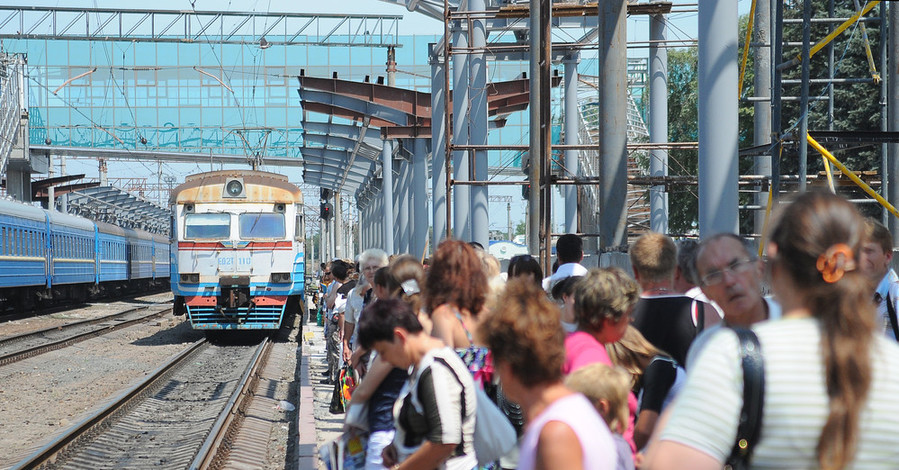 Железная дорога отменила ряд пригородных поездов в Луганской области