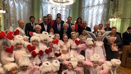 Министры в ЗАГСе: Гройсман и Петренко поздравили с днем влюбленных пары, которые вместе 50 лет