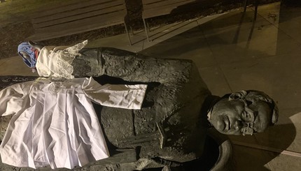 В Гданьске повалили статую священника, которого подозревают в педофилии
