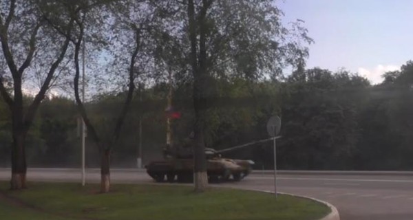 По Луганску ездят танки с флагами РФ