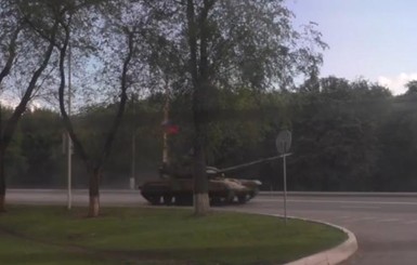 По Луганску ездят танки с флагами РФ