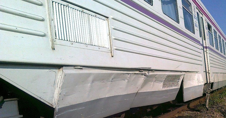 На Ивано-Франковщине автомобиль въехал в бок поезда