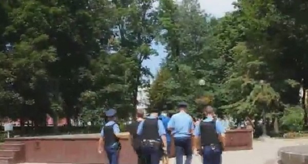 В Киеве неизвестные хотели забрать оружие у милиционеров
