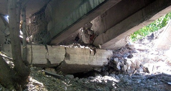 В Донецкой области подорвали железнодорожный мост