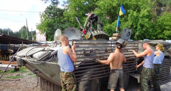 Украинские военные защищают технику 