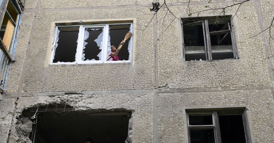 В Донецке снова погибли мирные жители, а врачей-миротворцев ограбили