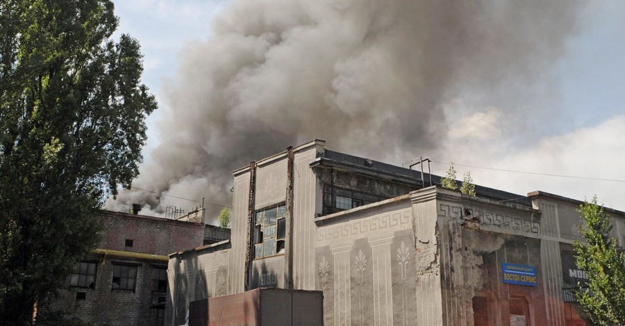 В Донбассе поджигают заводы и взрывают мосты