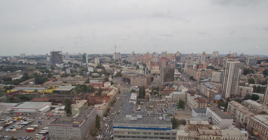 В Киеве беженцев из Крыма на час поселили в скандальную высотку