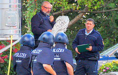 Женевские полицейские борются с карманниками, надев шорты