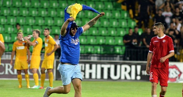 Болельщик с флагом Украины остановил матч Лиги Европы
