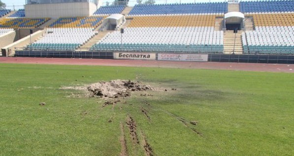 В Луганске снарядами разбомбило стадион 