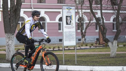 Кличко на велосипеде и Ляшко с Роситой: как голосуют украинские политики