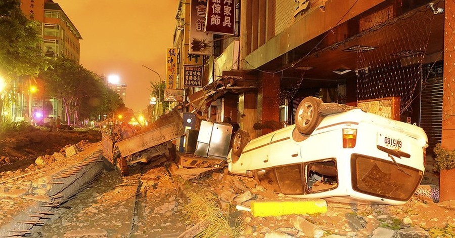 На Тайване взорвавшийся газопровод разнес улицу и убил 25 человек