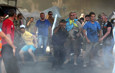 На Майдане зачистка: милиция наступает со всех сторон. Активисты сопротивляются
