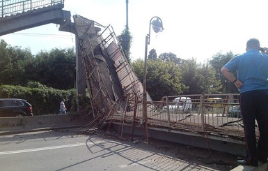 В Киеве сварочный аппарат разнес пешеходный мост