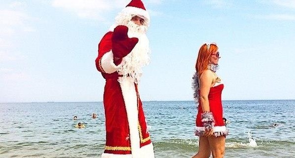 В жару по одесским пляжам гуляют Дед Мороз и Снегурочка