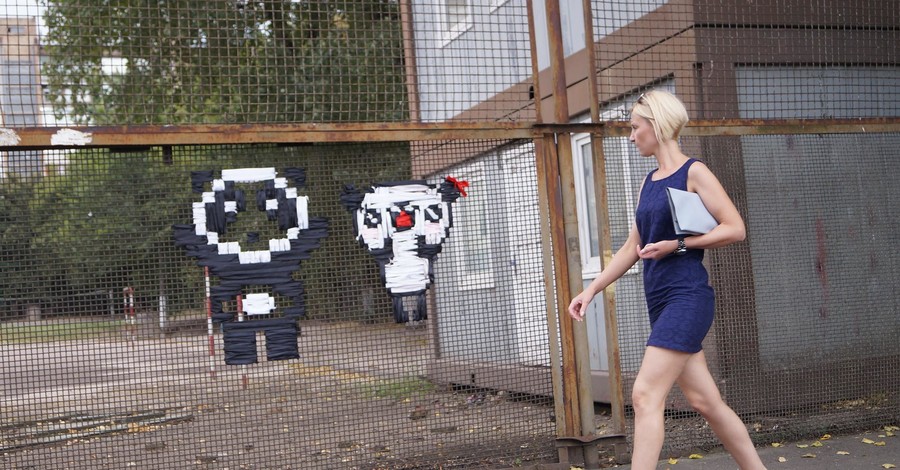 В Киеве на заборе вышили огромную панду