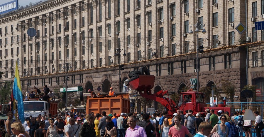 В центре Киева начали разбирать баррикады
