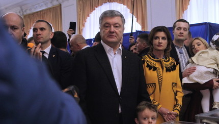 Петр Порошенко проголосовал с семьей