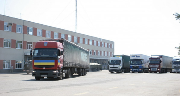 Из Харькова в Луганскую область отправили гуманитарный караван
