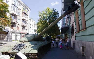 В Киеве появился угнанный с постамента танк
