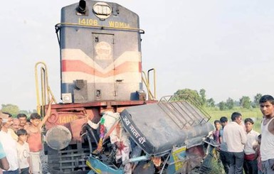 В Индии поезд протаранил повозку рикши: погиб 21 человек