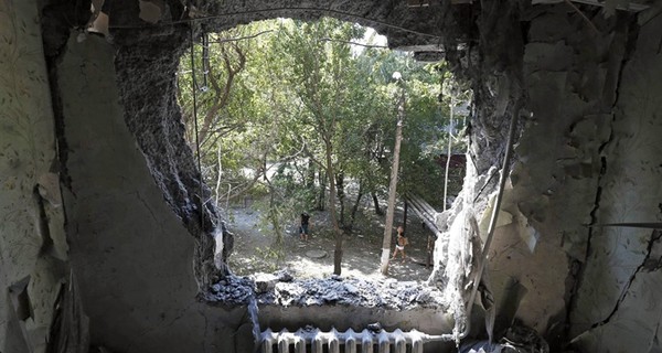 В Донецке снова обстреляли жилые дома