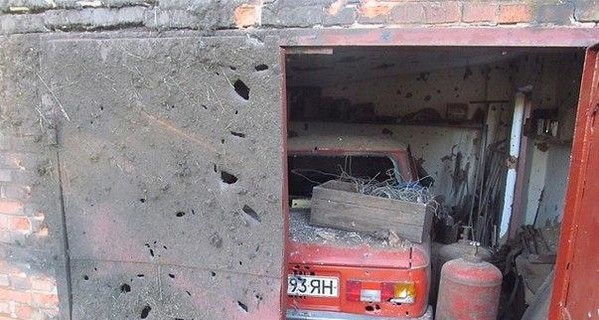 Под Донецком обстреляли поселок: разрушены дома и пострадали люди